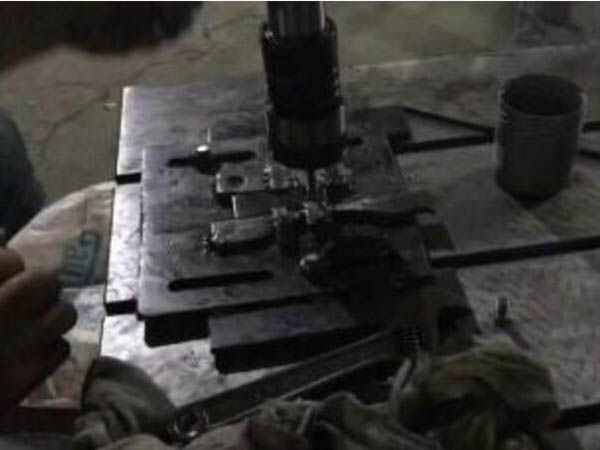 攻絲機(jī)工作視頻